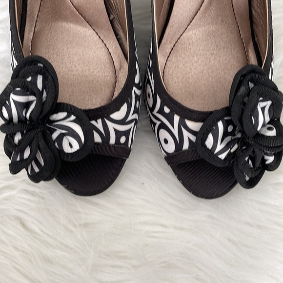 Hush Puppies Soft Style Pumps Fiora Black White Slingback Peep Toe Womens 8 1/2M - Picture 2 of 8